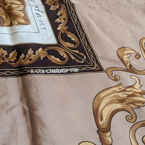 Vintage Liz Claiborne scarf. Lilly Silk. Natural colours. 32x32 inches approx. - Picture 5 of 7